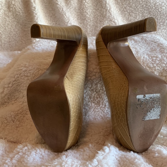 BCBGeneration/ Size 8 1/2/ Snake Pattern Cream BG Jodie Platform thick heel. - Picture 6 of 7